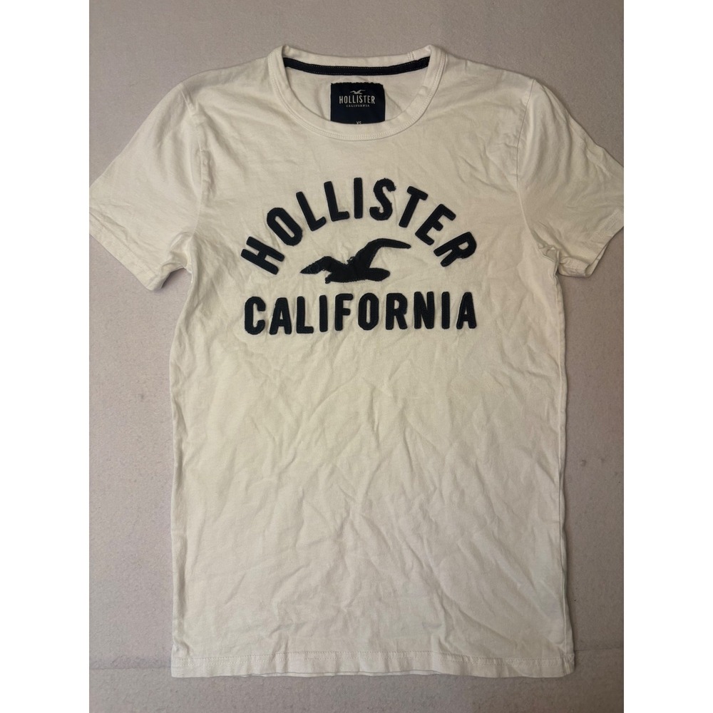 Hollister California Mens XS Cream Graphic T-Shirt Navy Blue Felt Logo Tee